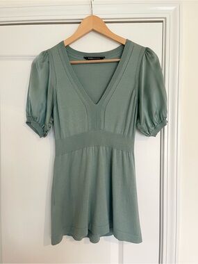 BCBGMAXAZRIA Sage Green V-Neck Puff Sleeve Top